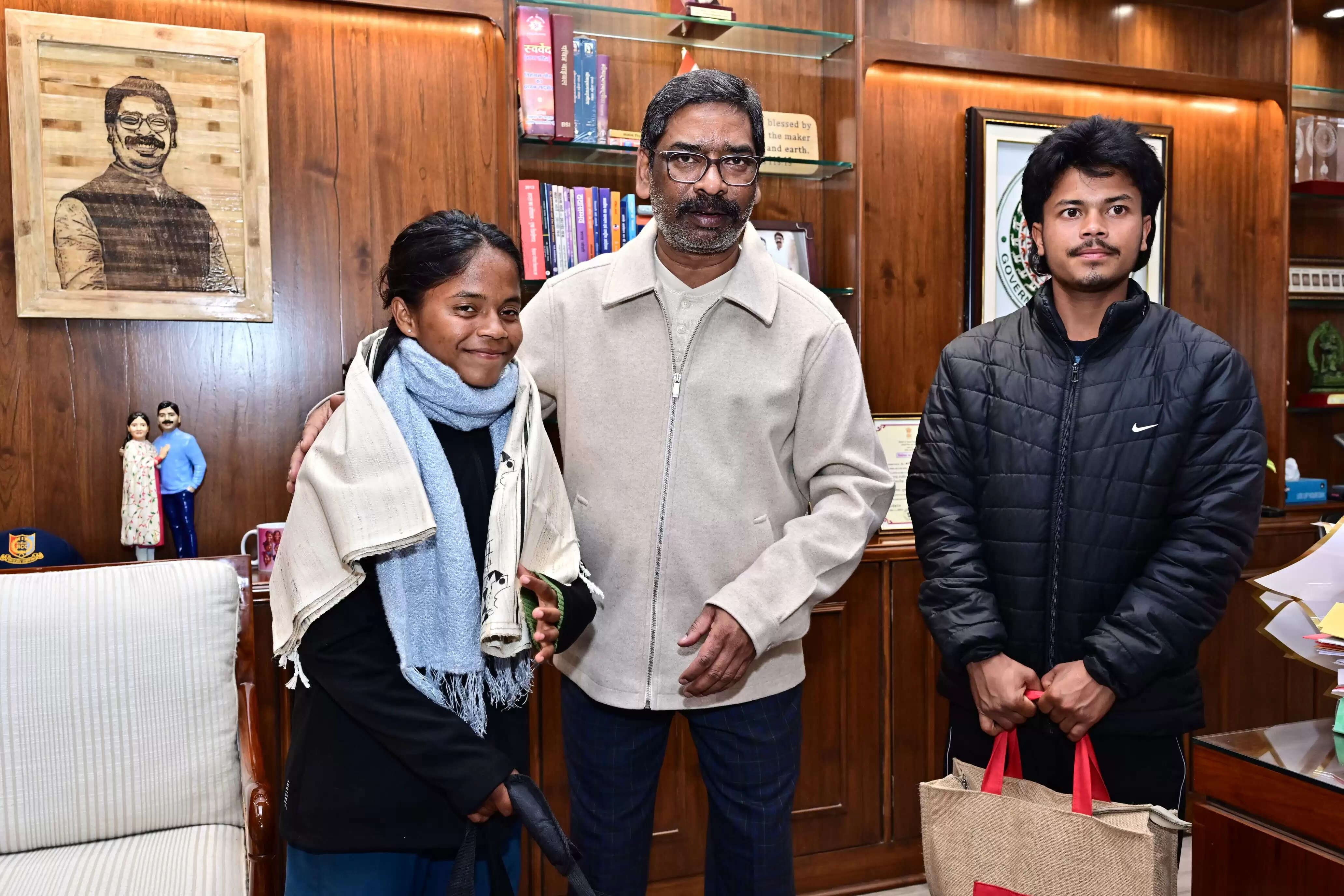 मुख्यमंत्री से अंतरराष्ट्रीय फुटबॉलर अनुष्का कुमारी ने की मुलाकात