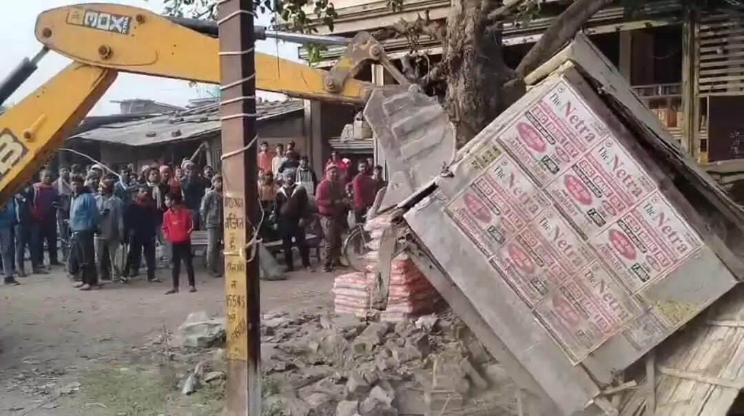 रेलवे प्रशासन ने अवैध दुकानों पर चलाया बुलडोजर