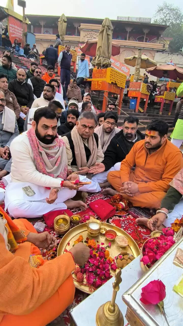 जर्मनी में गंगा की महिमा फैलाने के बाद तन्मय वशिष्ठ ने किया गंगा पूजन