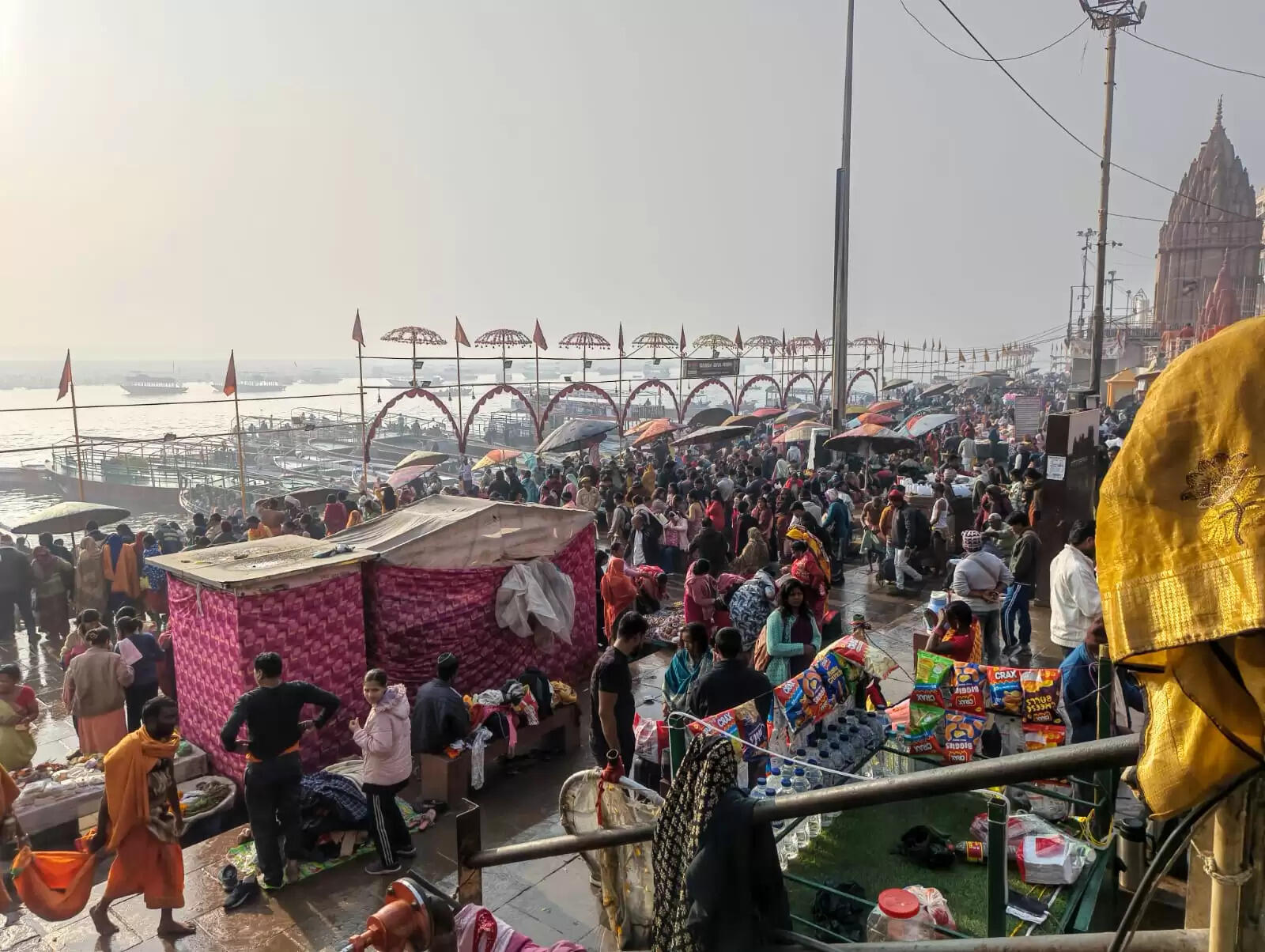 मौनी अमावस्या पर वाराणसी में लाखों श्रद्धालुओं ने मौन रह पवित्र गंगा में लगाई आस्था की डुबकी,किया दान पुण्य