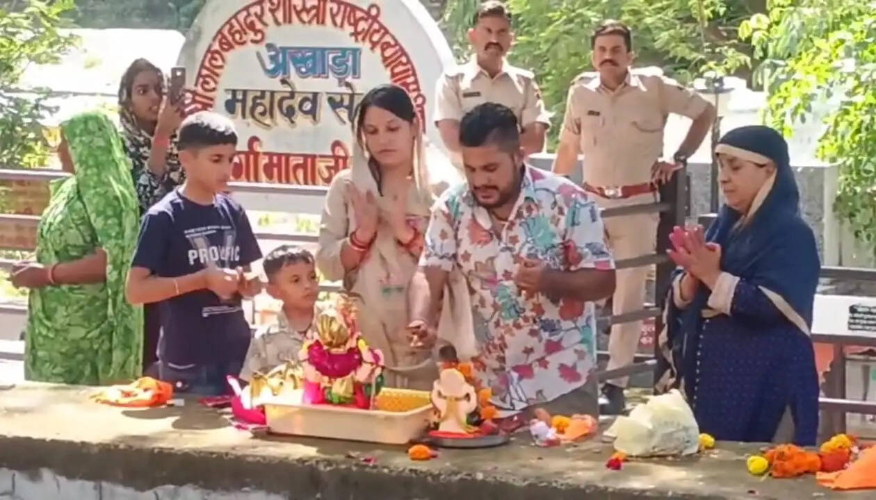 गणपति बप्पा की विदाई पर छलके आंसू, नम आंखों से दी श्रद्धासुमन