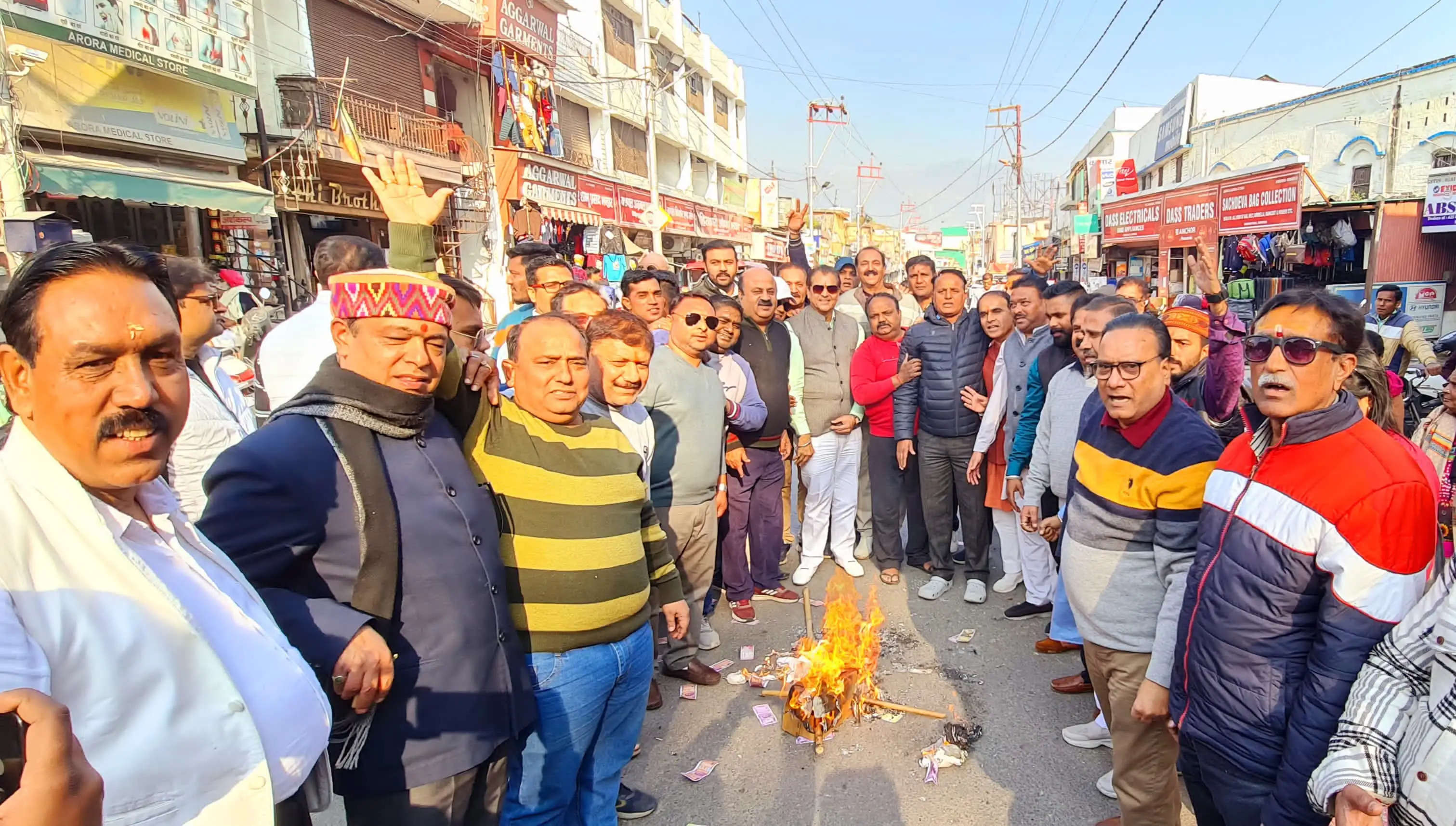 भाजपा ने कांग्रेस राज्यसभा सदस्य के घर में करोड़ों रुपये की बरामदगी के विरोध में किया पुतला दहन