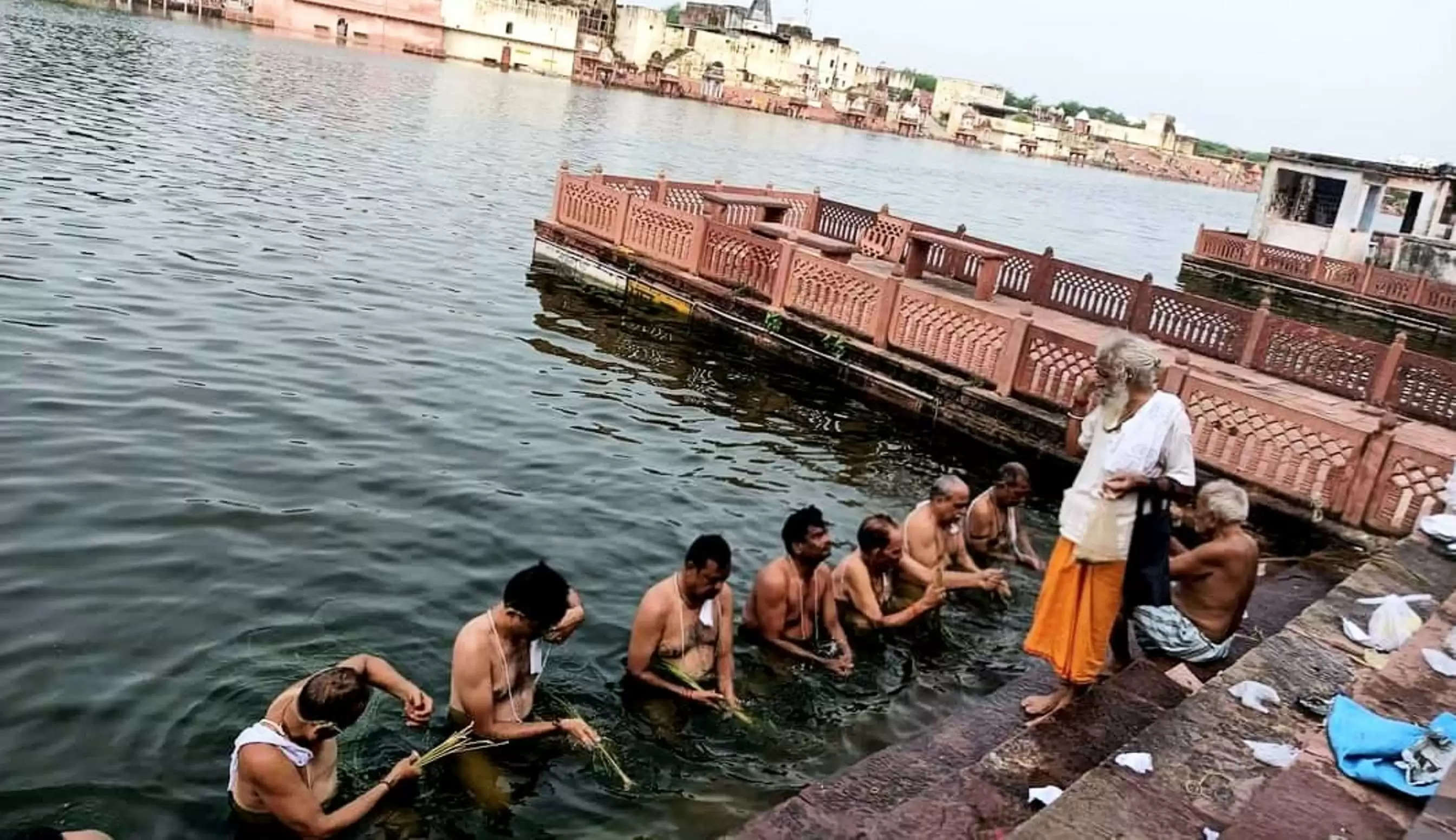 आस्था : श्राद्व पक्ष शुर, पितरों को किया जल तर्पण