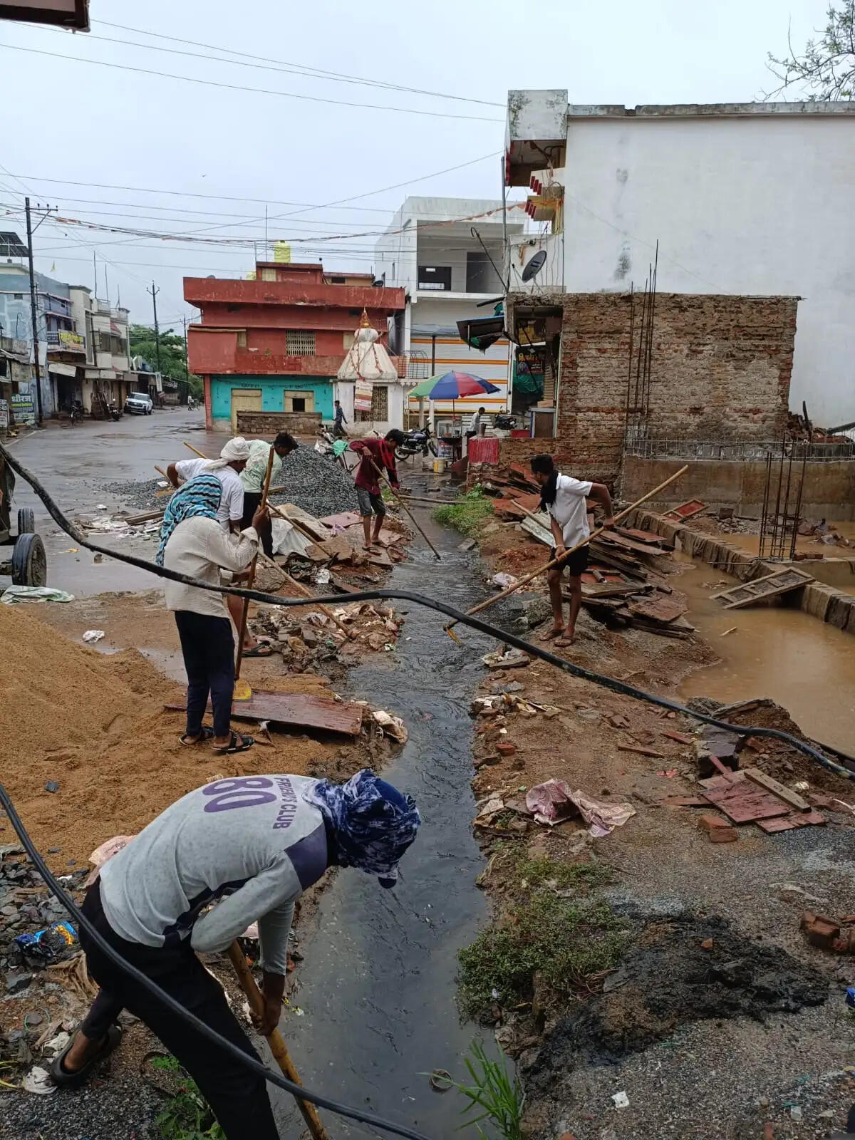बारिश ने खोली नपा की तैयारियों की पोल, कुरूद की सड़कें और गलियां बनीं तालाब