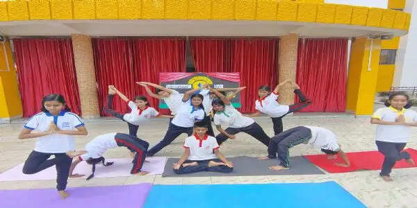 कैंब्रियन स्कूल में योग सप्ताह का समापन, विद्यार्थियों-अभिभावकों ने लिया नियमित योग का संकल्प