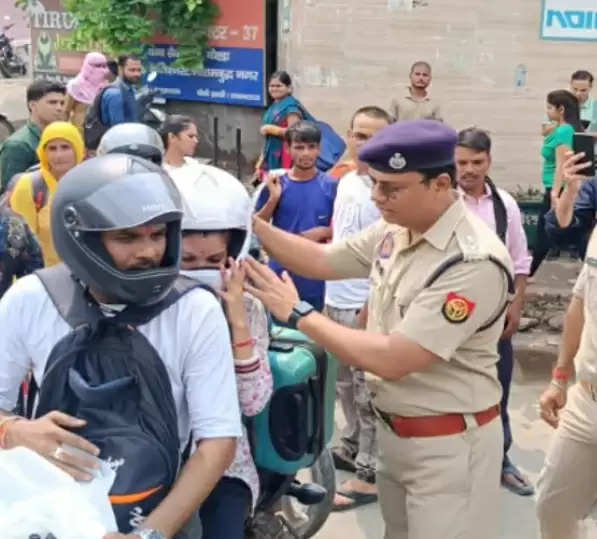 नोएडा पुलिस ने रक्षा बंधन पर चलाया नो चालान डे, महिलाओं को दिया हेलमेट का गिफ्ट