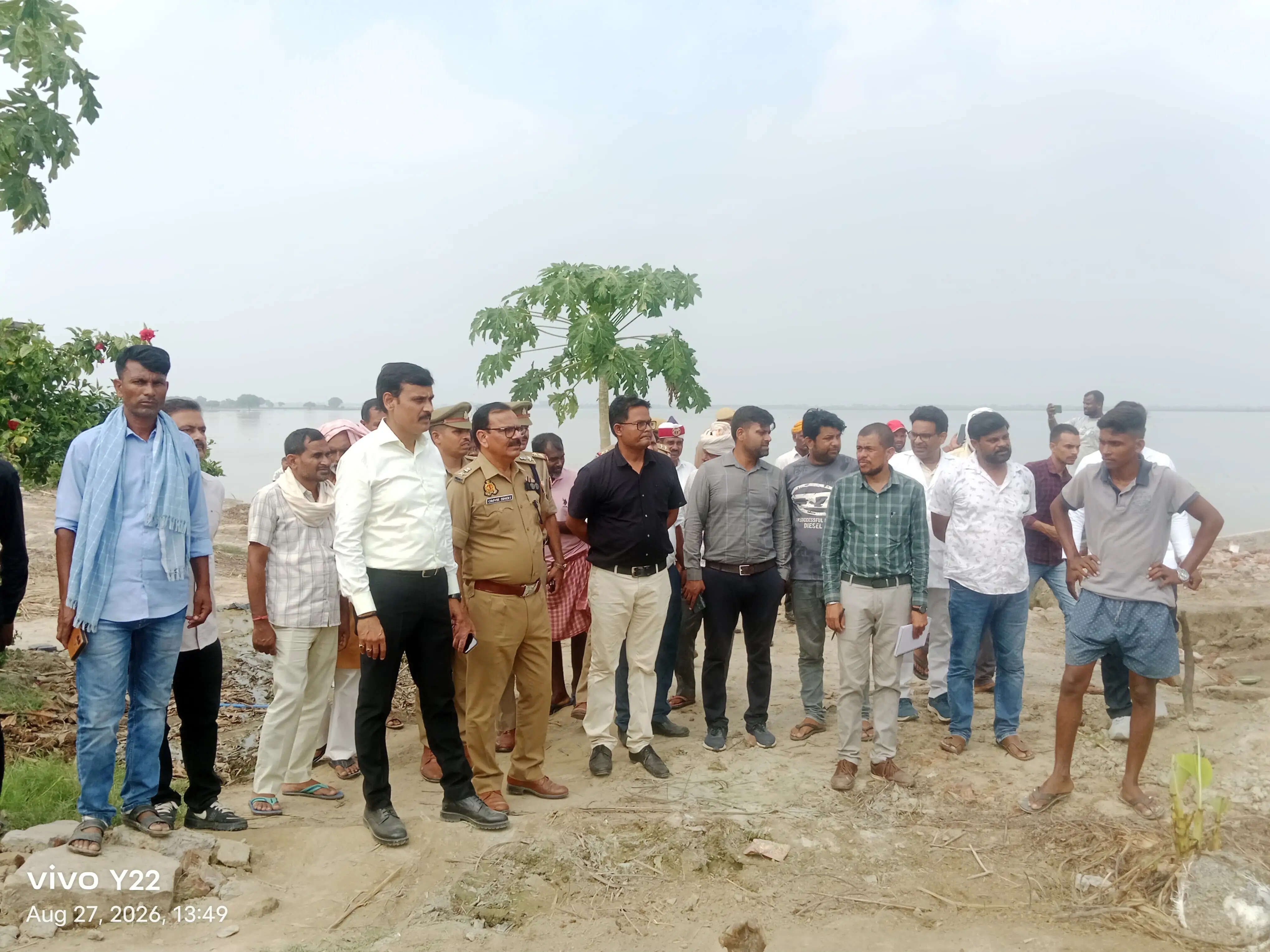 बलिया : बाढ़ से प्रभावित क्षेत्र में राहत सामग्री लेकर पहुंचा जिला प्रशासन