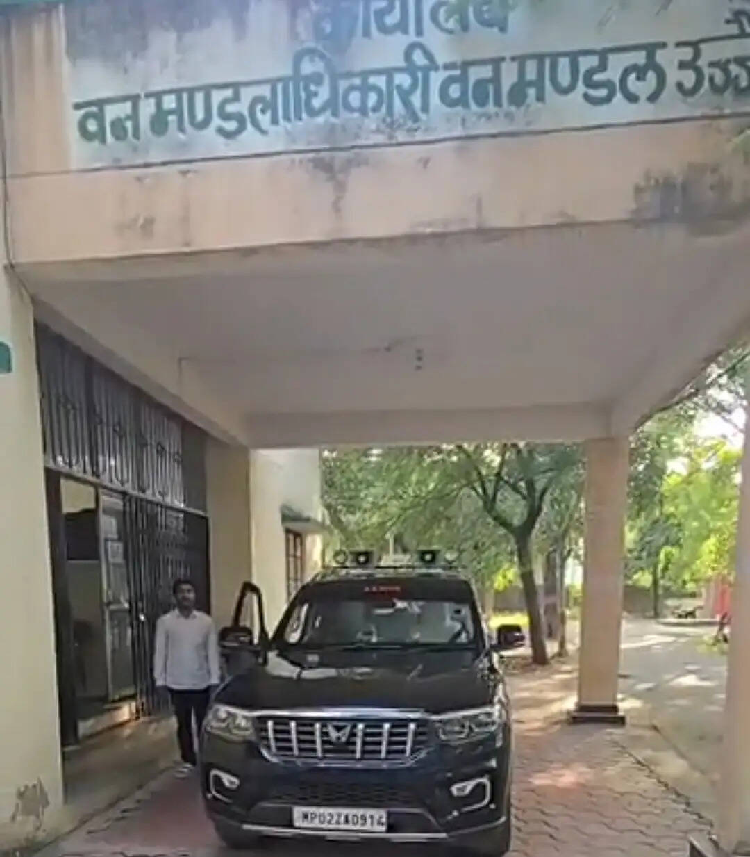 उज्जैनः वन रक्षक भर्ती परीक्षा का अभ्यर्थी पैदल चलने की जगह बाइक से निकल गया आगे