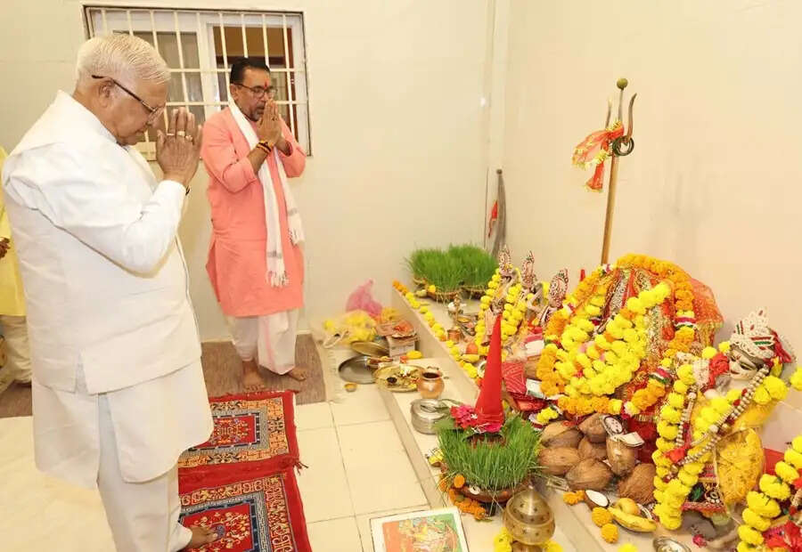 राज्यपाल पटेल ने महानवमी पर किया कन्या-पूजन, मिष्ठान और उपहार किए भेंट