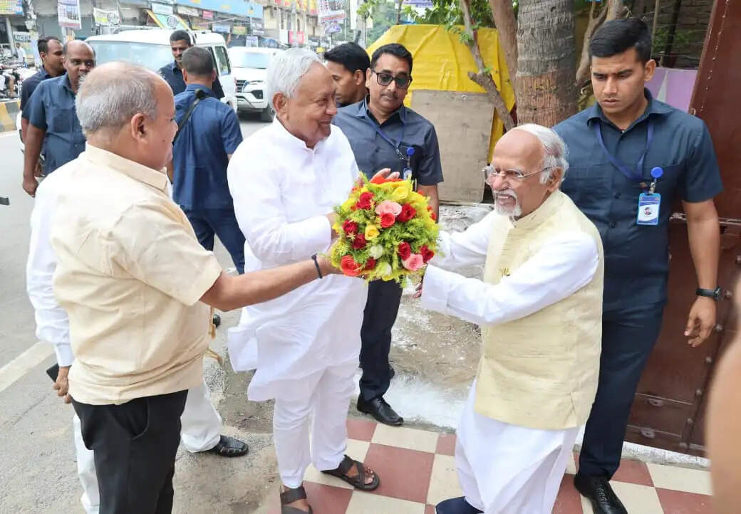 नीतीश कुमार ने बड़ी बहन से लिया आशीर्वाद, विधान परिषद के उपसभापति से की मुलाकात