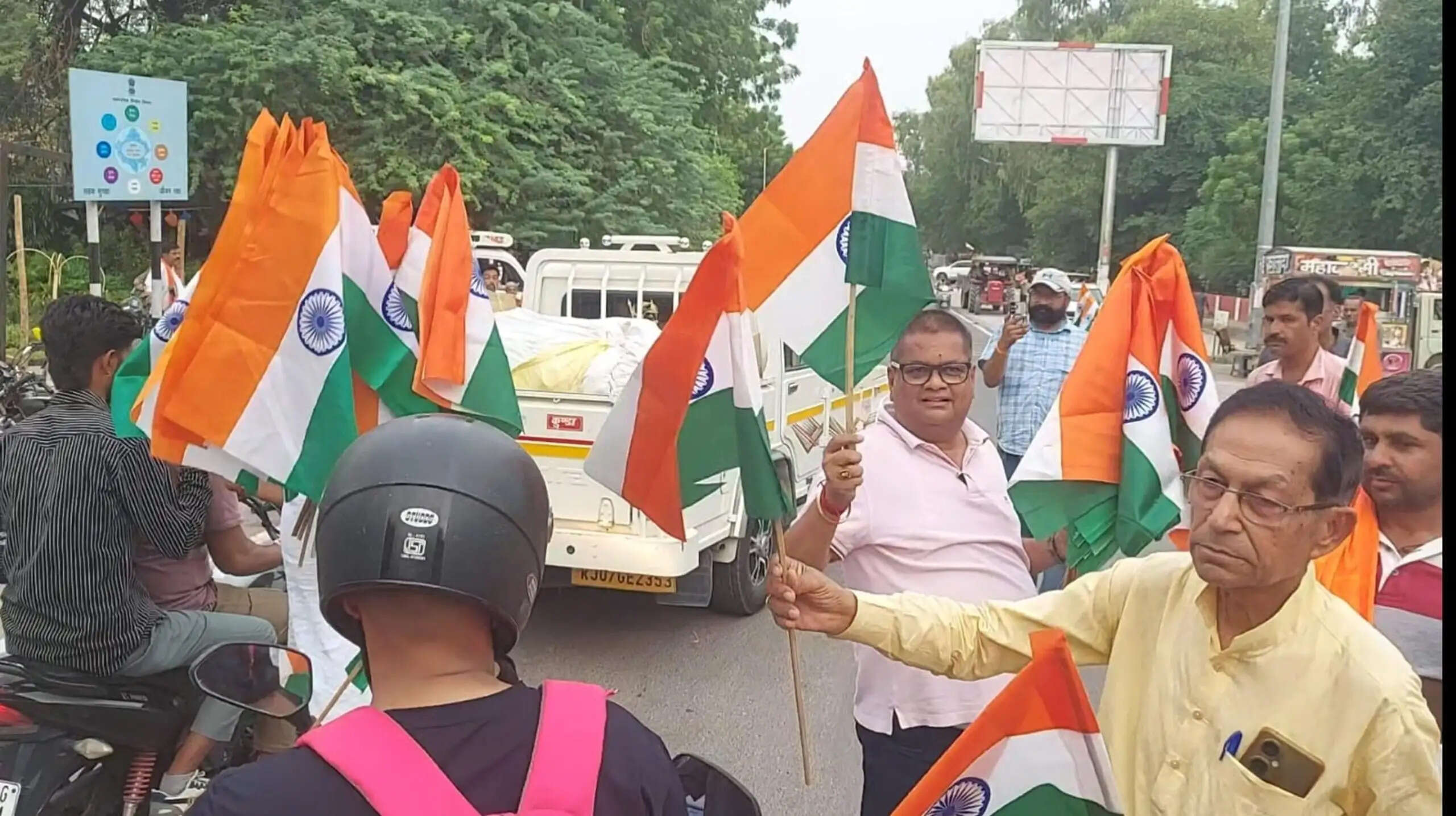 बीकानेर भाजपा ने वितरित किए एक हजार झंडे, वंदे मातरम् के लगे नारे