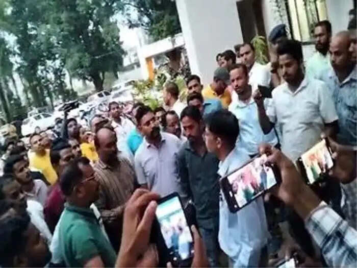 अस्पताल के चपरासी ने थाने में लगाई फांसी, आक्राेशित लाेगाें ने किया चक्काजाम