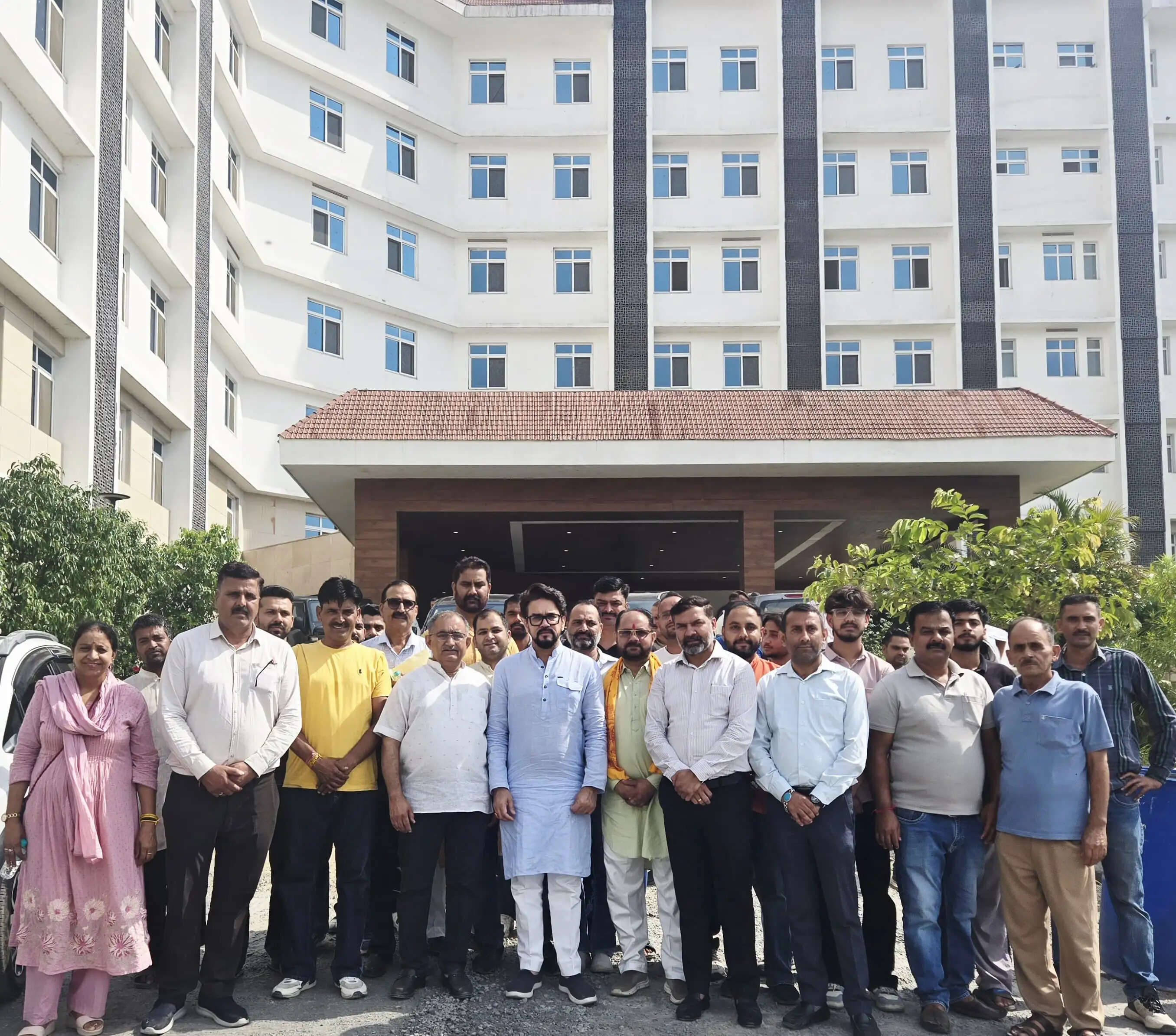 दो साल से हमीरपुर मेडिकल कॉलेज तैयार, फिर जनता को क्यों नहीं किया जा रहा समर्पित : अनुराग सिंह ठाकुर