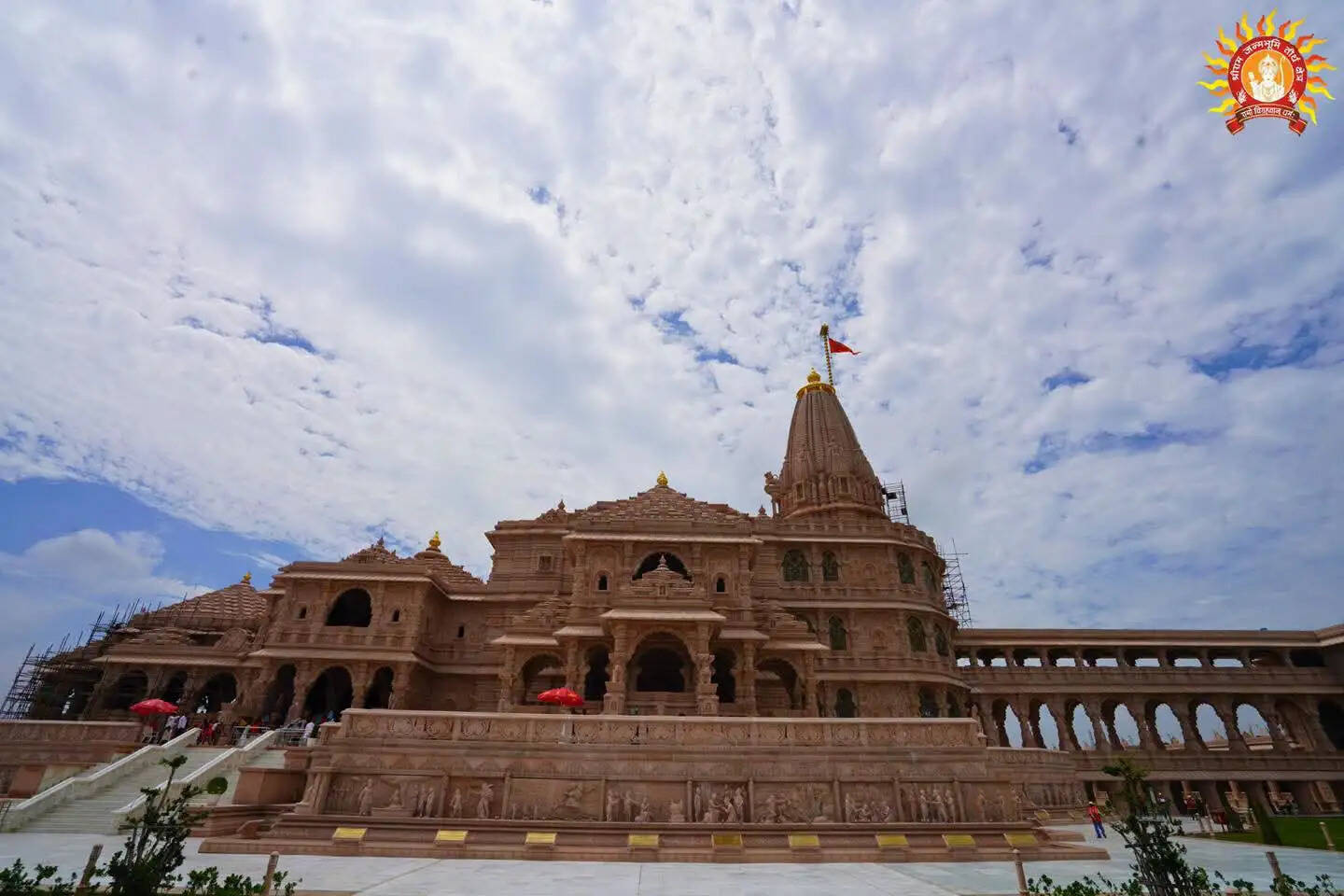 राम मंदिर के उत्तुंग शिखर पर लहरा रहा है अयोध्या का गौरवशाली राजध्वज सगर्व