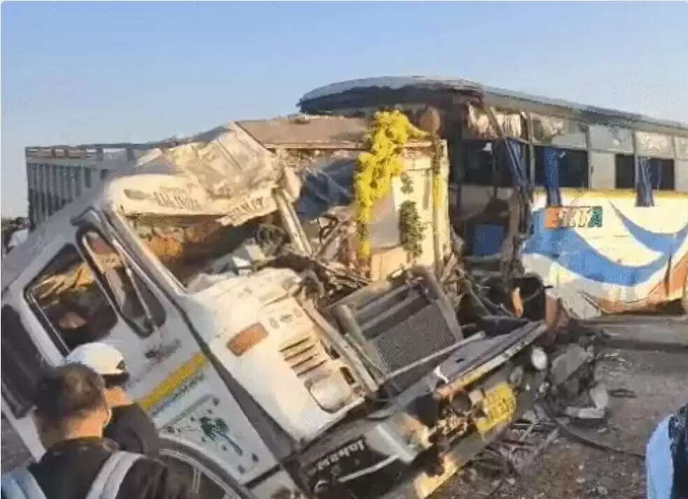राजस्थान में गुजरात पासिंग बस-ट्रक की भिड़ंत, चार लोगों की मौत, 16 यात्री गंभीर