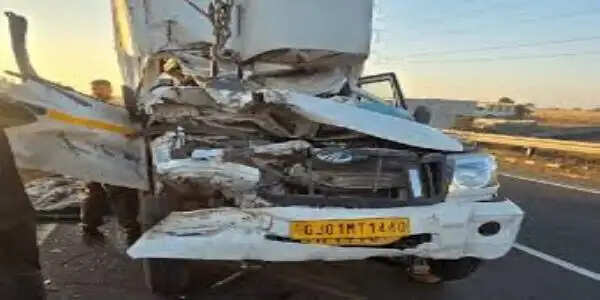 भोपाल: पार्सल वाहन कंटेनर से टकराया, चालक की मौत, यूपी से माल लेकर डिलीवरी देने आ रहा था