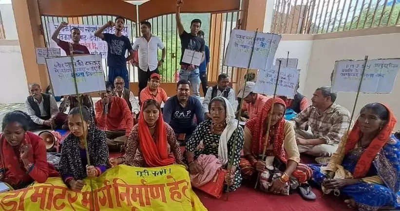 कोटेडा के ग्रामीणों ने सड़क का संरेखण बदलने के मांग को लेकर शुरू किया धरना