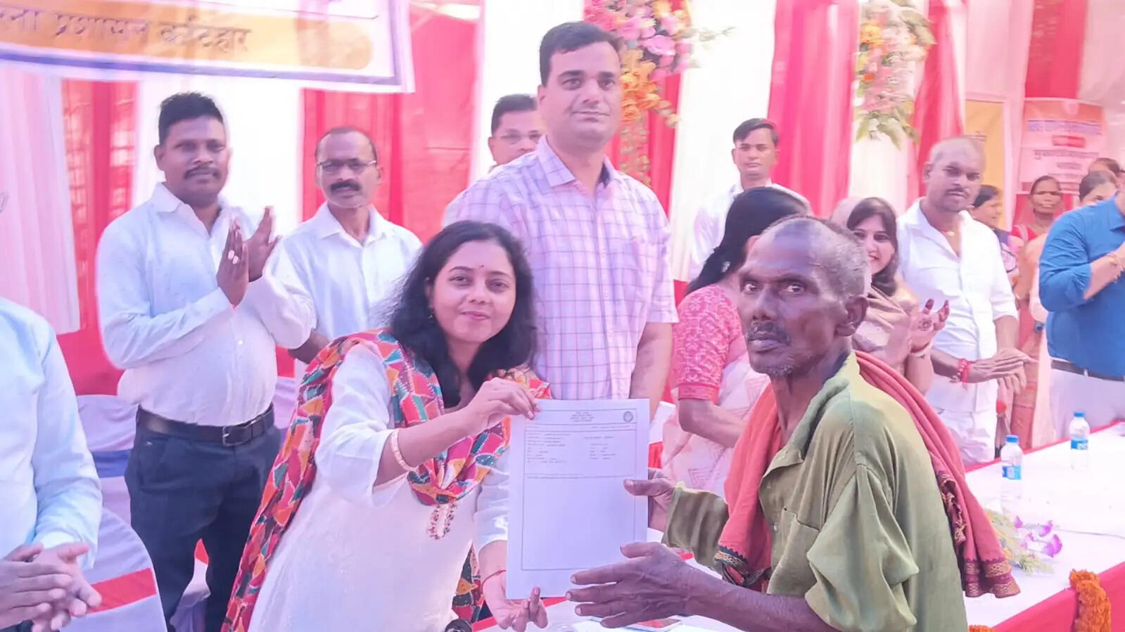 'पात्र लाभुकों तक सीधे पहुंचे कल्याणकारी योजनाएं': डीएम ने फलका में सहयोग शिविर का लिया जायजा