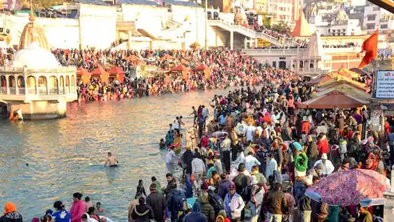 कार्तिक पूर्णिमा पर उमड़ा आस्था का सैलाब, लाखों ने लगायी गंगा में डूबकी