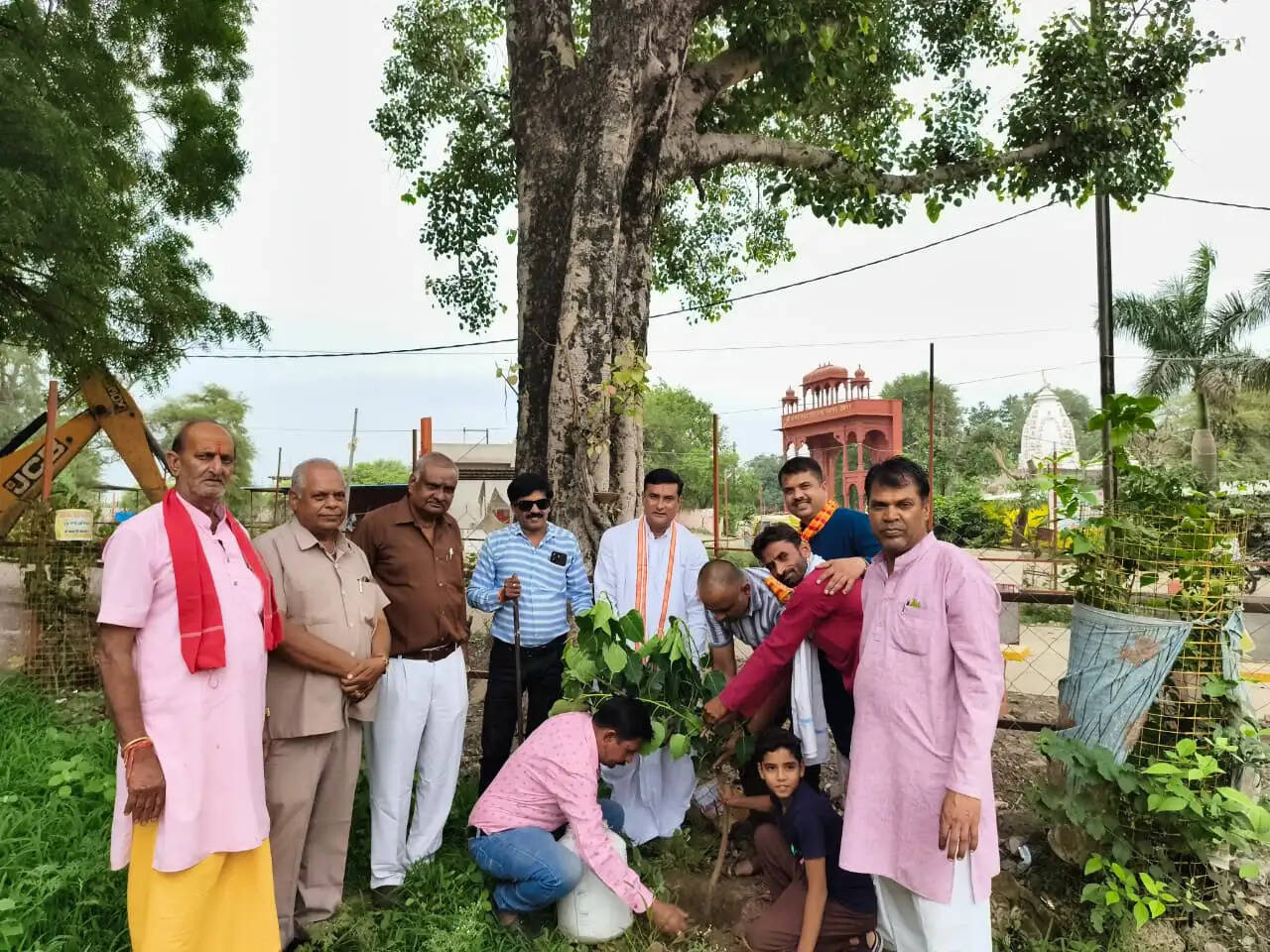 राजगढ़ः विप्र सेना स्थापना दिवस पर परशुराम मंदिर परिसर में हुआ पौधारोपण, पर्यावरण संरक्षण का लिया संकल्प
