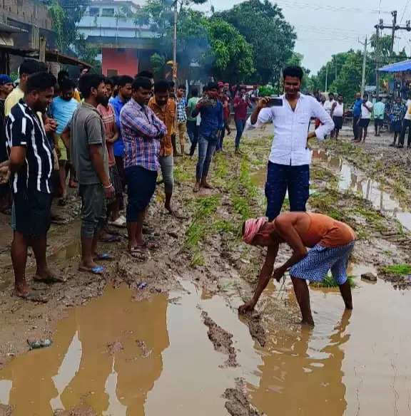 कीचड़ से सना बदहाल सड़क को लेकर सोनापुर बाजार में अक्रोशितों ने किया प्रदर्शन