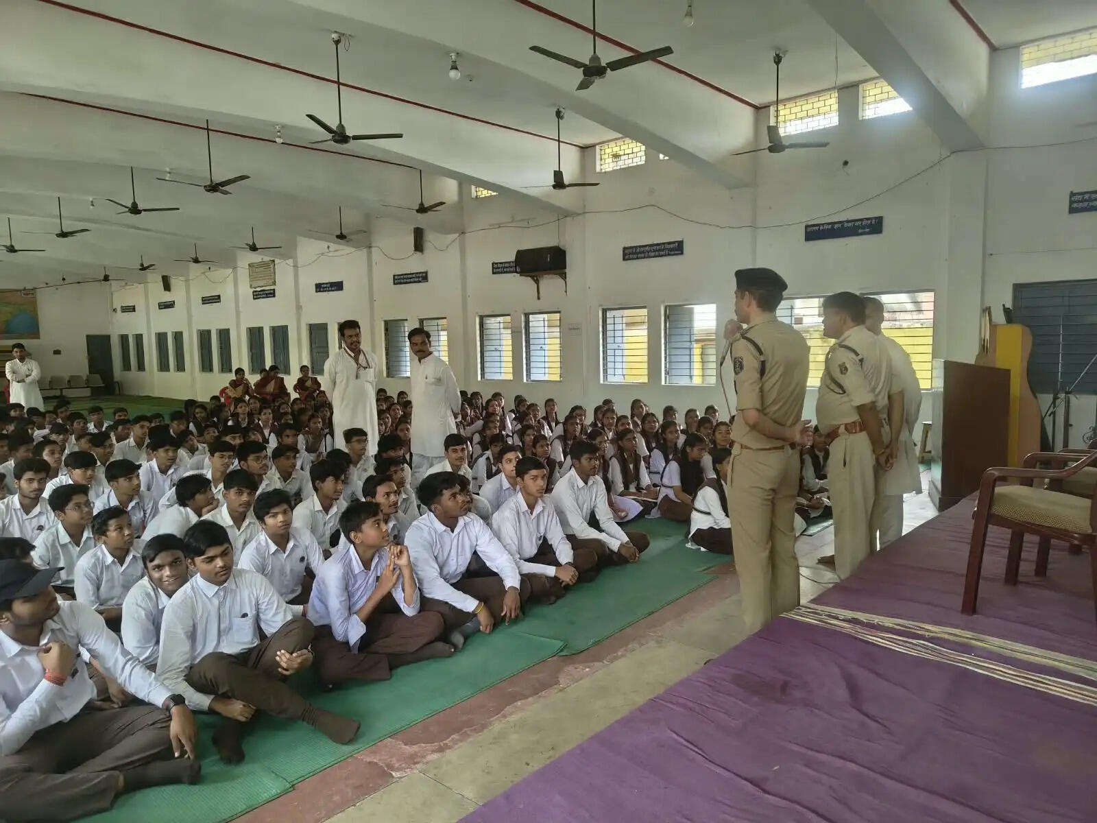 जांजगीर-चांपा में पुलिस का जागरूकता अभियान: स्कूली बच्चों को सिखाए यातायात नियम, साइबर ठगी और नशे से बचने के उपाय