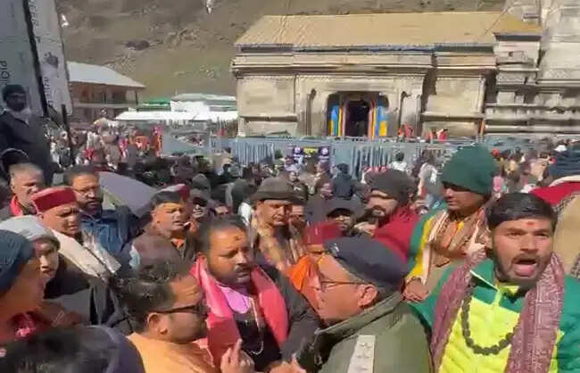 केदारनाथ में वीआईपी दर्शन पर तीर्थ पुरोहितों में आक्रोश