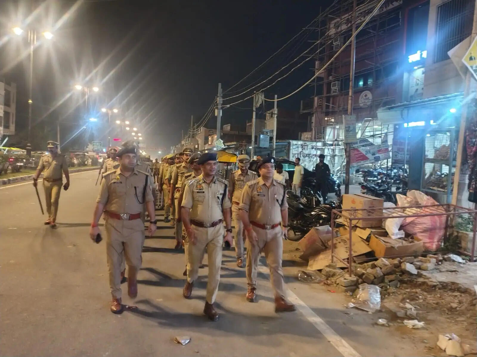दुर्गा पूजा को लेकर पुलिस सतर्क, डीआईजी एस. चनप्पा और एसपी उत्तरी ने चौरीचौरा में किया पैदल गश्त
