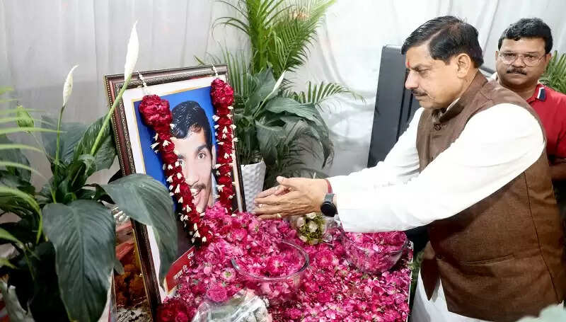 इंदौरः मुख्यमंत्री ने पूर्व मंत्री सज्जन सिंह वर्मा के निवास पहुँचकर शोक संवेदना व्यक्त की