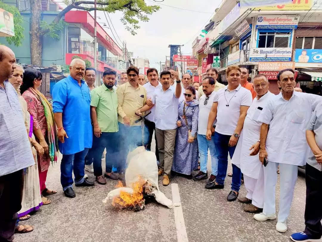 दिल्ली में केदारनाथ का मंदिर बनाने के विरोध में कांग्रेस ने मुख्यमंत्री का फूंका पुतला