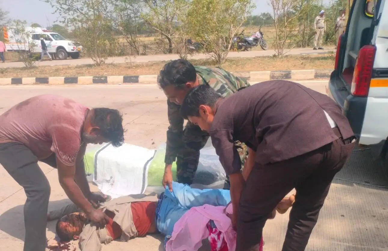 बोलेरो की ठोकर से बाइक चालक की दर्दनाक मौत, पत्नी घायल