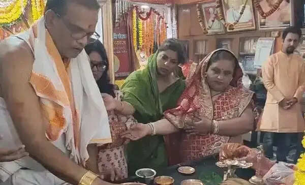 मप्र:&nbsp;गुरु पूर्णिमा पर आस्था का महासैलाब, खंडवा के दादा दरबार में 12 घंटे में डेढ़ लाख श्रद्धालुओं ने किए दर्शन