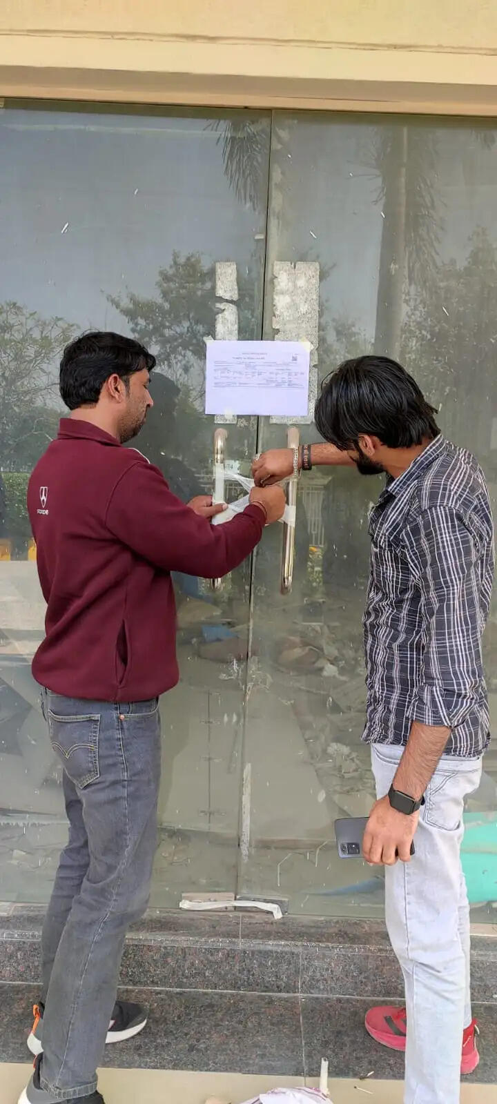 गुरुग्राम: बकाया संपत्ति कर पर जोन-3 में दो व्यावसायिक संपत्तियां सील