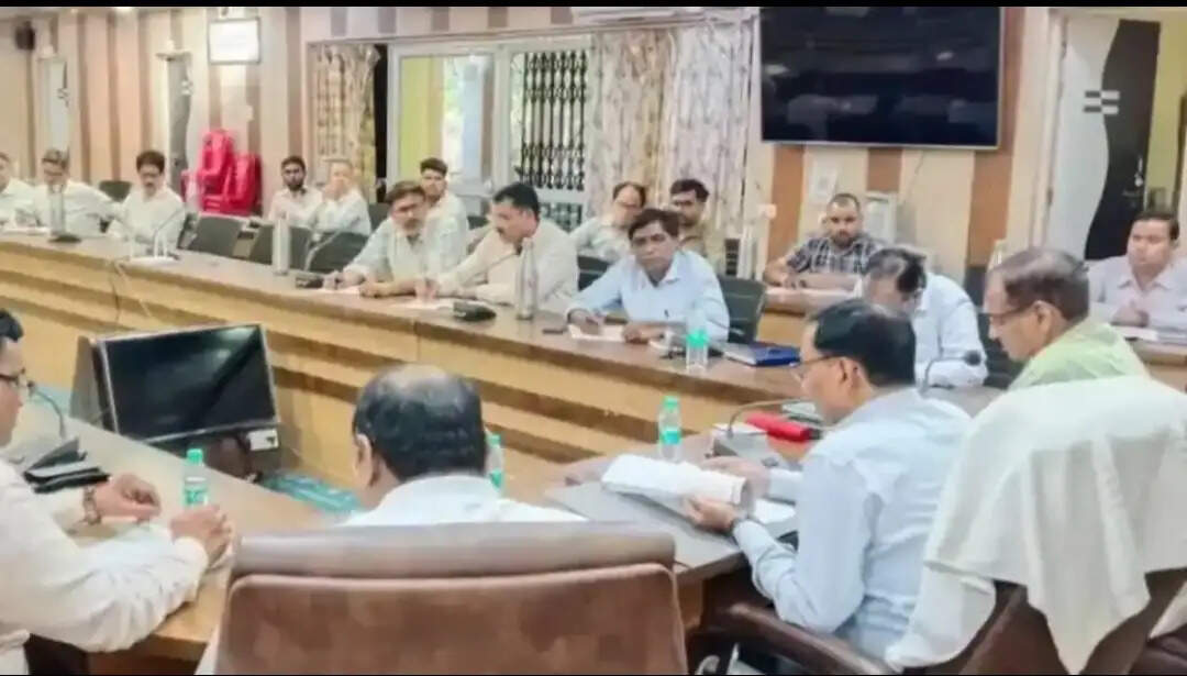 जिलाधिकारी ने की जून में होने वाले कार्यक्रमों की तैयारियों की समीक्षा , दिए निर्देश