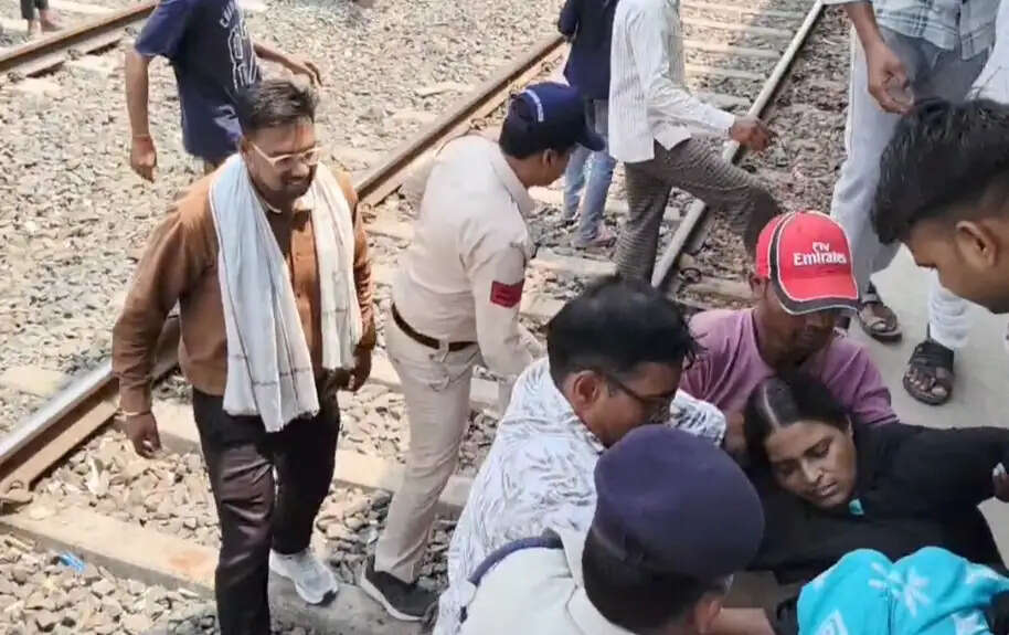 राजगढ़ः चलती ट्रेन में फिसला पैर, जीआरपी-आरपीएफ जवानों ने बचाई महिला की जान