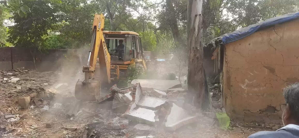 धमतरी : अतिक्रमण पर चला रेलवे प्रशासन का बुलडोजर