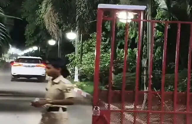 मुख्यमंत्री नीतीश से मुलाकात के बाद उपमुख्यमंत्री विजय सिन्हा मिले राज्यपाल से