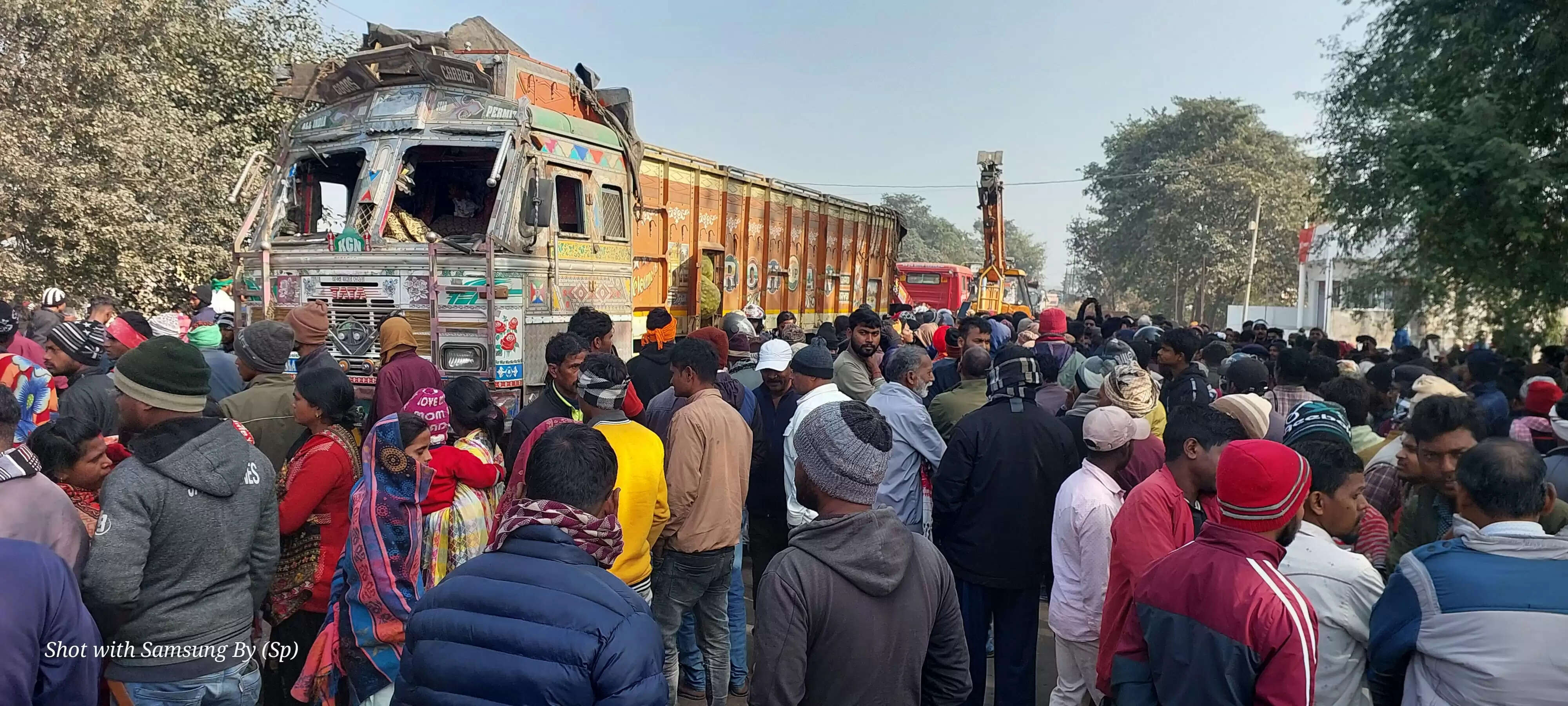 (अपडेट) परिजनों के चित्कार से गूंज उठा गोला, आक्रोशित ग्रामीणों ने ट्रक ड्राइवर को पीटा