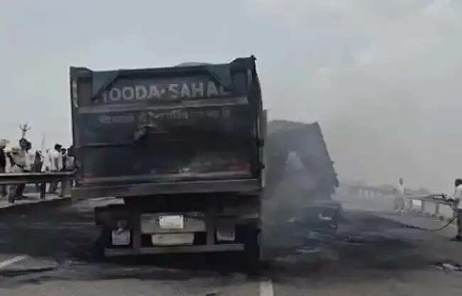 सोनीपत: ट्रक व हाइवा की टक्कर में जिंदा जला चालक