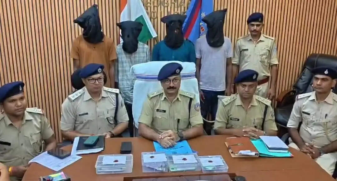पुलिस ने चार साइबर अपराधियों को किया गिरफ्तार
