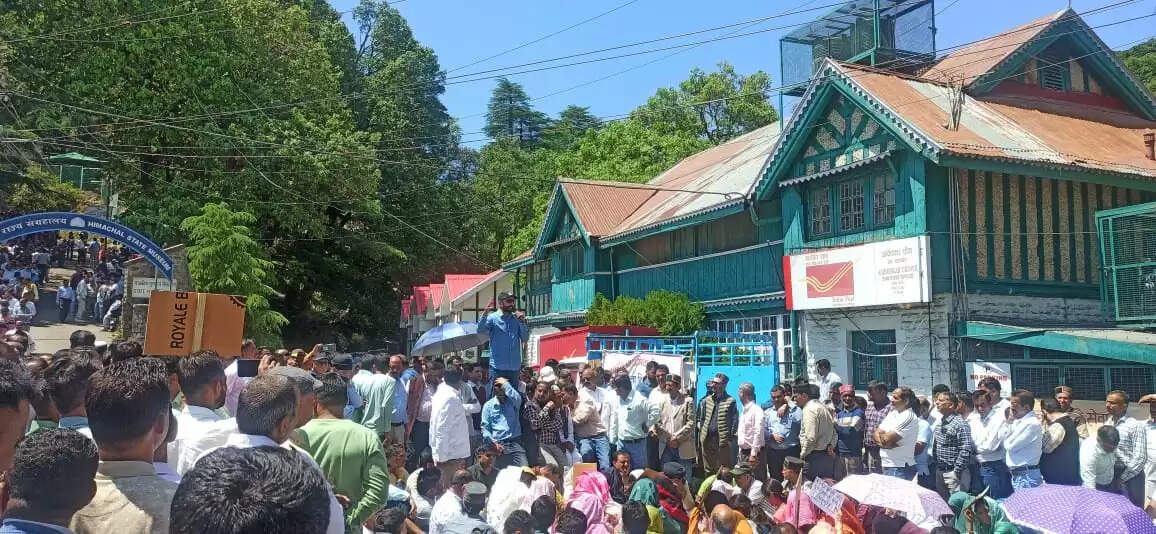 शिमला में गरजे प्राथमिक शिक्षक, निदेशालय विलय के विरोध में सरकार को चेताया