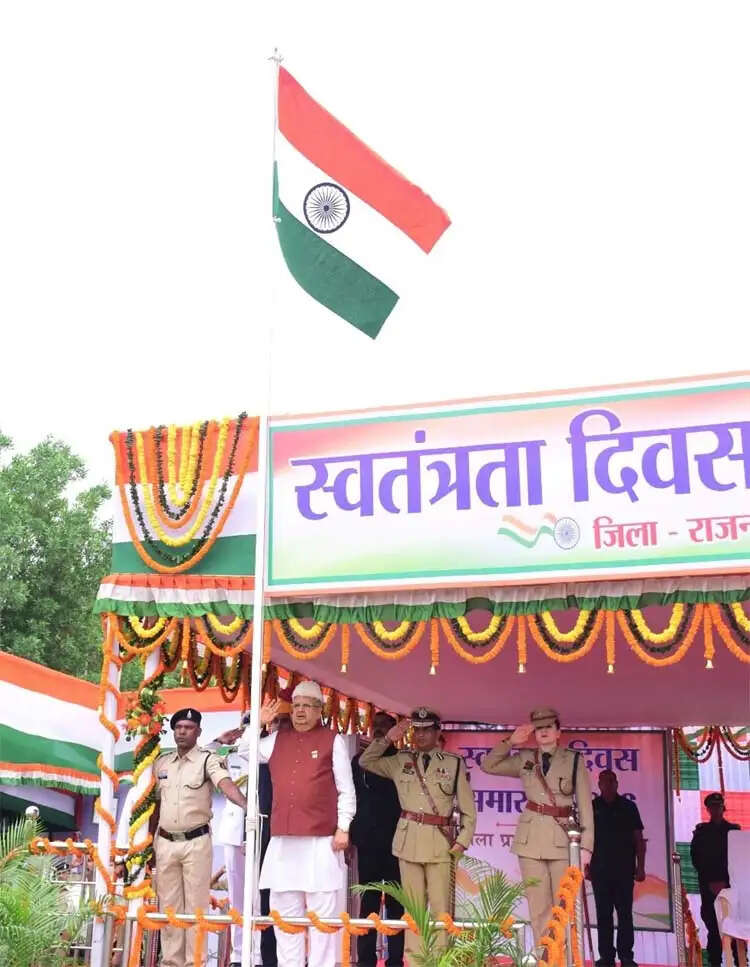 राजनांदगांव में धूमधाम से मनाया गया स्वतंत्रता दिवस, विस अध्यक्ष डॉ. रमन सिंह ने किया ध्वजारोहण