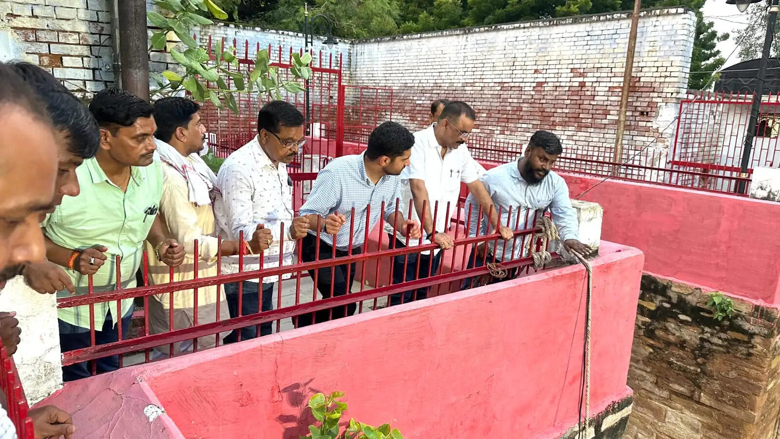 वाराणसी : लोलार्क छठ व सोरहिया मेले की तैयारियां शुरू, महापौर व नगर आयुक्त पहुंचे लोलार्क कुंड भदैनी