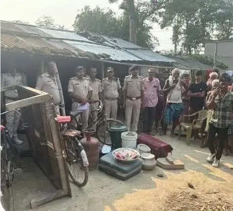 न्यायालय के आदेश पर अभियुक्त की संपत्ति कुर्क, पुलिस ने की जब्ती की कार्रवाई