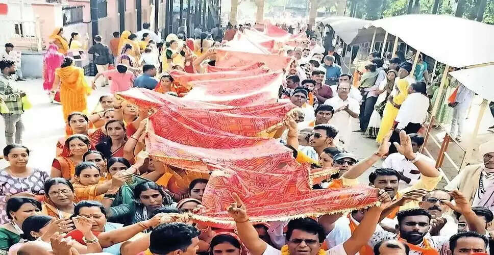 राजस्थान के देवी धामों में नवरात्र की धूम, त्रिपुरा सुंदरी में पांच किलोमीटर लंबी चुनरी चढ़ाई