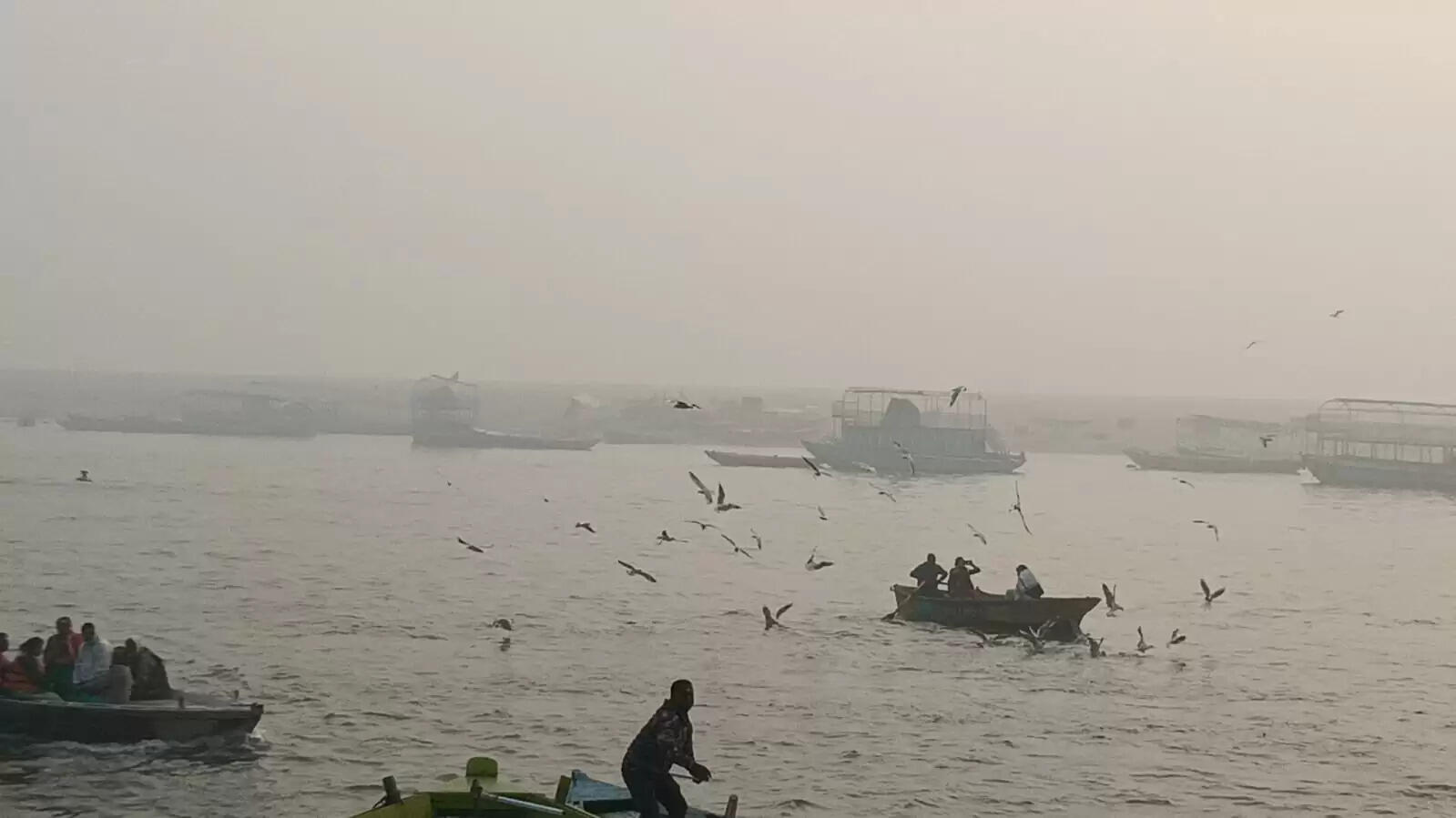 वाराणसी में जमीन से आसमान तक घने कोहरे की चादर तनी,वाहनों की रफ्तार पर लगा ब्रेक