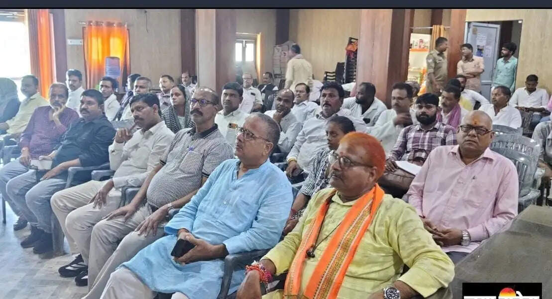 खेल एवं युवा कल्याण राज्यमंत्री के कार्यालय में कार्यकर्ताओं ने सुनी पीएम मोदी के ‘मन की बात’
