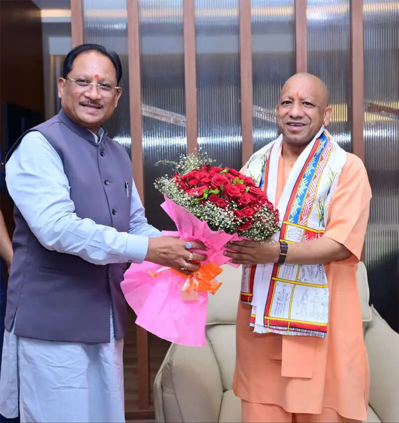 छत्तीसगढ़&nbsp;पहुंचे उत्तर प्रदेश के मुख्यमंत्री योगी आदित्यनाथ, मुख्यमंत्री साय&nbsp;ने किया स्वागत