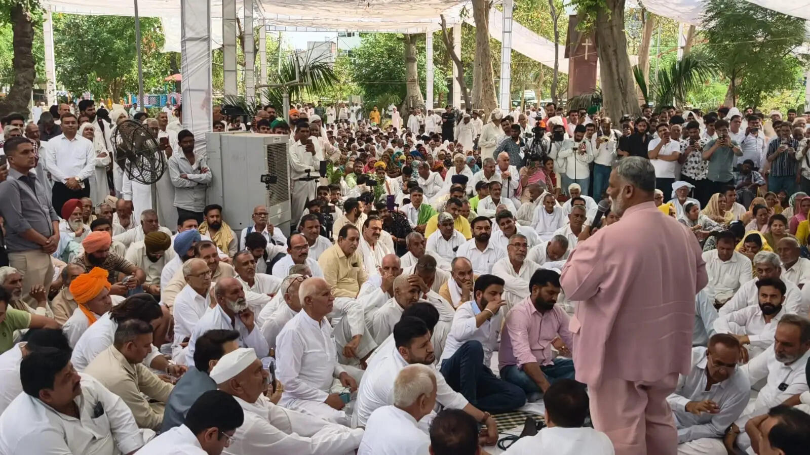 हिसार : महापंचायत में पांच दिन का अल्टीमेटम, आयुक्त व एडीजीपी को सौंपा ज्ञापन