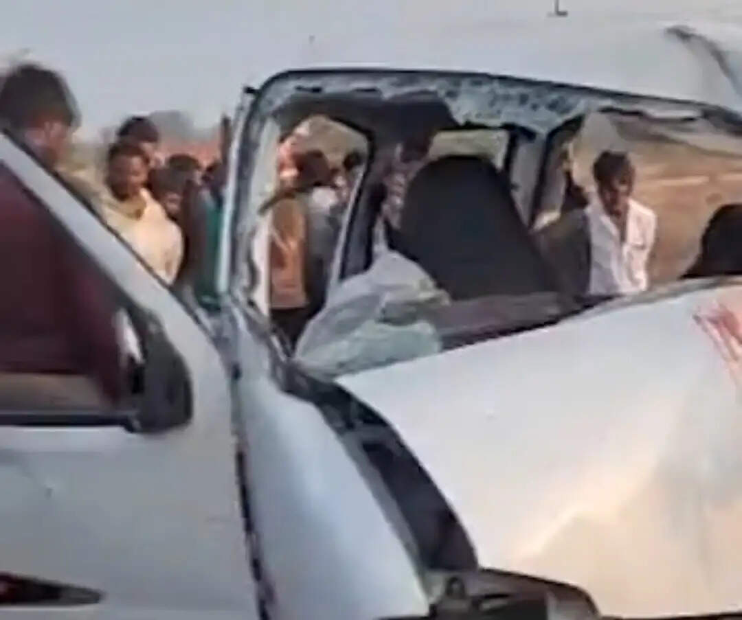 हाईवे पर भीषण हादसा: अहमदाबाद के एक ही परिवार के 4 लोगों की मौत